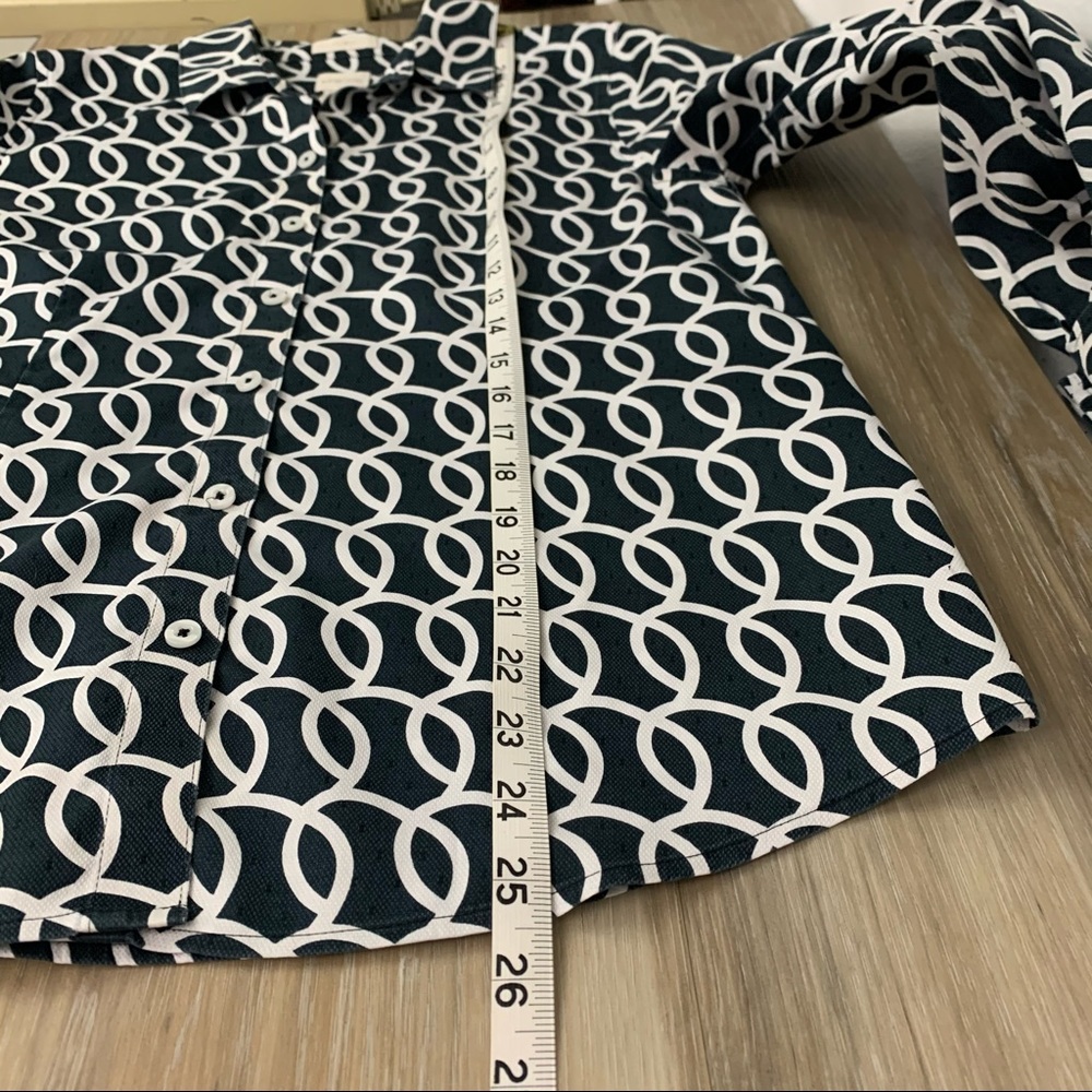 CHICO’S No Iron Swirl Pattern Button Down Size 0 - Picture 9 of 10